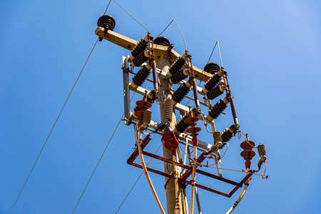 Electric support of high voltage power cables