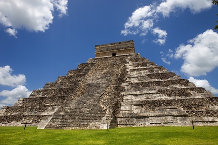 Ancient Mayan pyramid, Kukulcan Temple at Chichen Itza, Yucatan, Mexicoの写真素材