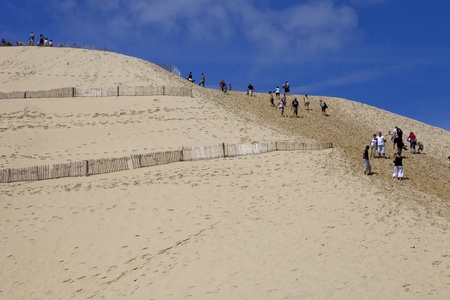  People visiting the Famous dune of Pyla, the highest sand dune in Europeのeditorial素材