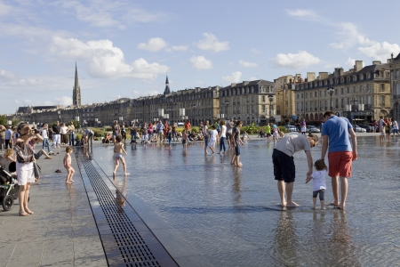 The Famous Bordeaux water mirror full of people having fun in the water, in Bordeaux, France.のeditorial素材