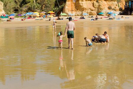 People at the famous beach of Olhos de Agua in Albufeira. This beach is a part of famous tourist region of Algarve.のeditorial素材