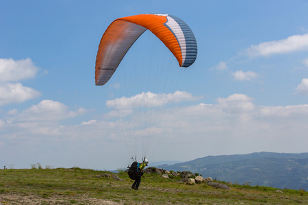 CALDELAS, PORTUGAL - JUNE 4: Paragliding Festival Aboua Cup de Caldelas 2016, in the north of Portugal, 4 June, 2016, Caldelas, Portugal.のeditorial素材