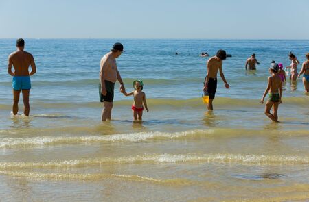 People at the famous beach of Olhos de Agua in Albufeira. This beach is a part of famous tourist region of Algarve.のeditorial素材