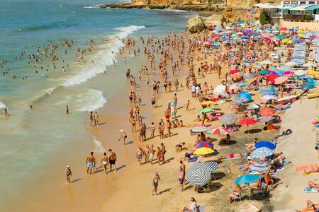 People at the famous beach of Olhos de Agua in Albufeira. This beach is a part of famous tourist region of Algarve.のeditorial素材