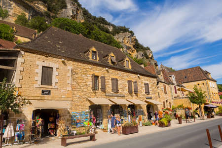 La Roque-Gageac, Dordogne, France: People visiting La Roque-Gageac scenic village on the Dordogne river, Franceのeditorial素材