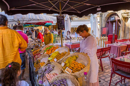 Sarlat-la-Caneda, France: Market day. People looking at produce at the famous market at the old medieval town of Sarlat-la-Caneda, Dordogne, France.のeditorial素材
