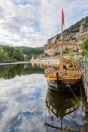 La Roque-Gageac, Dordogne, France: Canoeing on the river Dordogne at La Roque-Gageac. Franceのeditorial素材