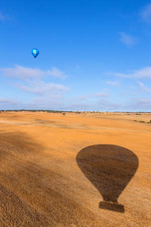 Alentejo, Portugal: Ascension of hot air balloons of hot air balloons in the Alentejo region, Portugal.のeditorial素材