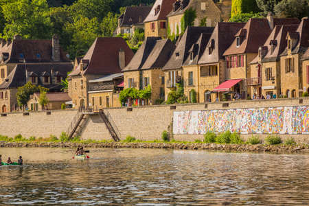 La Roque-Gageac, Dordogne, France: Canoeing on the river Dordogne at La Roque-Gageac. Franceのeditorial素材