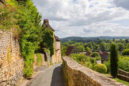Limeuil, in the Dordogne-PÃ©rigord region in Aquitaine, France. Medieval village with typical houses perched on the hill, overlooking the confluence of the Dordogne and VÃ©zÃ¨re riversの写真素材