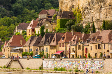 La Roque-Gageac, Dordogne, France: Canoeing on the river Dordogne at La Roque-Gageac. Franceのeditorial素材