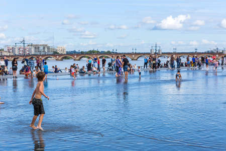 The Famous Bordeaux water mirror full of people having fun in the water, in Bordeaux, France.のeditorial素材