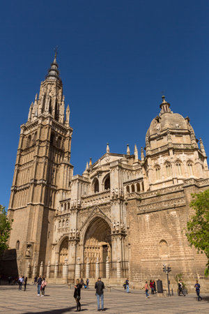 TOLEDO, SPAIN: People visiting the cathedral church of Toledo, Spainのeditorial素材