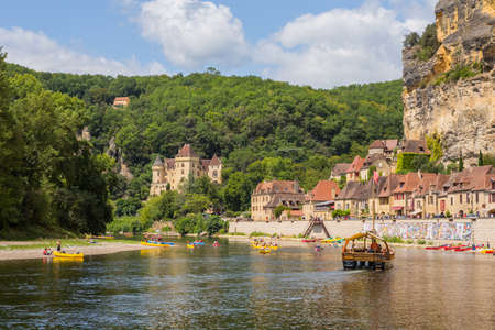 La Roque-Gageac, Dordogne, France: Canoeing on the river Dordogne at La Roque-Gageac. Franceのeditorial素材
