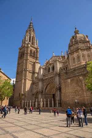 TOLEDO, SPAIN: People visiting the cathedral church of Toledo, Spainのeditorial素材