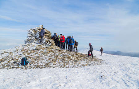 CO KERRY, IRLAND: People climbing in the snow at the Paps of Anu, Co Kerry, Irelandのeditorial素材