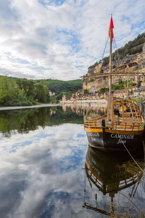 La Roque-Gageac, Dordogne, France: Canoeing on the river Dordogne at La Roque-Gageac. Franceのeditorial素材