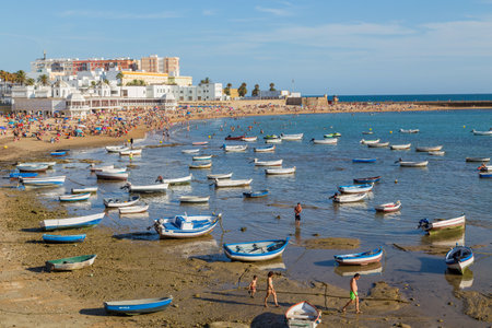 CADIZ, SPAIN: This is the La Caleta urban beach at the start of the holiday season.のeditorial素材