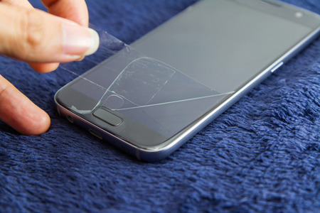 apply the smart phone screen protect