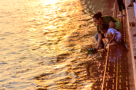 Bangkok , Thailand - 3 November, 2017:Traveler ready to Loy Kratong Festival at Wat Darn Temple Waterfrontのeditorial素材