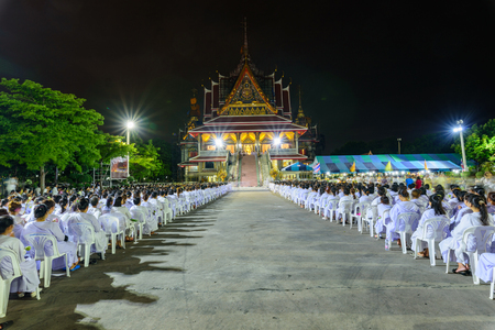 Samut Prakan , Thailand - 27 jul, 2018 :  A lot of Thai buddhism nun sitting outsite the templeのeditorial素材