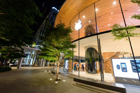 Bangkok , Thailand -  19  August, 2020 : apple store shop front side of the central world shopping center Thailandのeditorial素材