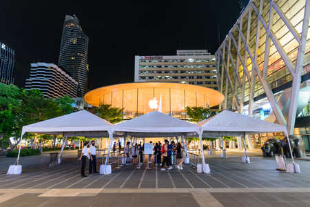 Bangkok , Thailand -  18  August, 2020 : covid-19 Screening point front side of apple store shop at central world 

shopping center Thailandのeditorial素材
