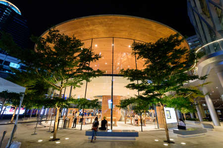 Bangkok , Thailand -  19  August, 2020 : apple store shop front side of the central world shopping center Thailandのeditorial素材
