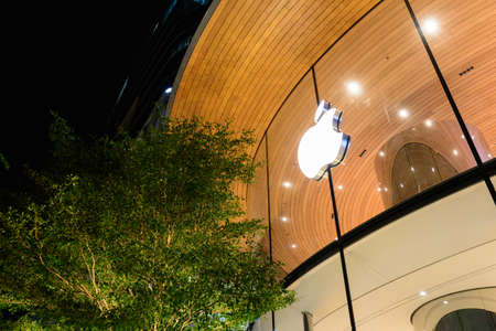 Bangkok , Thailand -  19  August, 2020 : apple store shop front side of the central world shopping center Thailandのeditorial素材