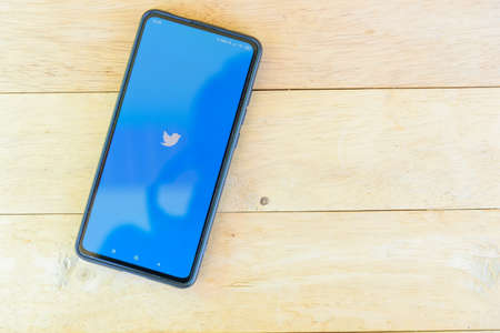 Bangkok, Thailand - 25  August, 2020 : Loading logo of twitter on smartphoneのeditorial素材