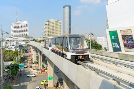Bangkok,Thailand - 19 Decemmber, 2020: Electric train golden line coming to Charoen Nakhon stationのeditorial素材