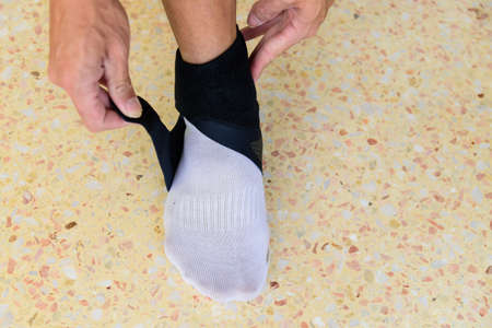 The man were Ankle support lightweight and press ankle protection anti-sprain running breathable