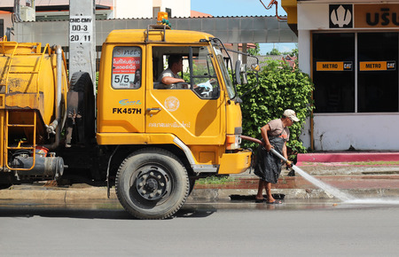 CHIANG MAI, THAILAND - JULY 26, 2016:Employees cleaning the streets.Chiang Mai, Thailandのeditorial素材