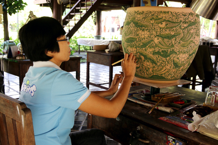 CHIANGMAI, THAILAND - OCTOBER 10, 2016 : Artist making and painting thai style clay sculpture at Chiangmai Celadon in Chiangmai Thailandのeditorial素材
