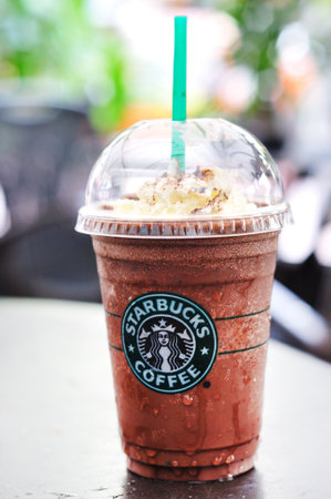 KUALA LUMPUR, MALAYSIA - October 31, 2010: Glass of fresh Starbucks Coffee Frappuccino Blended Beverages. Starbucks is the worldのeditorial素材