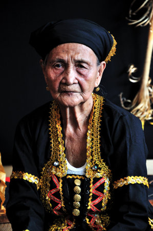 KOTA KINABALU, MALAYSIA - MAY 30, 2015: High priest or 'bobohizan' at the exhibition kiosk during the State Harvest Festival Celebration in Kota Kinabalu, Sabah.のeditorial素材