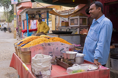 Mandawa, India - February 24, 2018: Vendor selling a snack at the street of Mandawa in Jhunjhunu district of Shekhawati region of Rajasthan.のeditorial素材