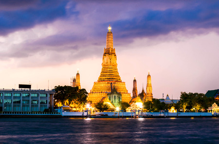 Prang Wat Arun Temple at twilight in bangkok Thailand.の写真素材