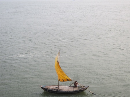 A BOAT SAILING IN RIVER WITH WATER IN BACKGROUND の写真素材