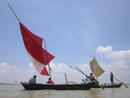 Countrymade boat sailing on river Ganges during pre-monsoon cloudy weather. Shot at Krishnaghat, Patna, Bihar at 12.15 PM on 07.07.12.のeditorial素材