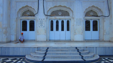 A Sikh resting on the courtyard of Gurudwara Patna Saheb, Shot during afternoon hours on 19.08.12 at Gurdwara Patna Saheb, Patna, India, Asia.のeditorial素材