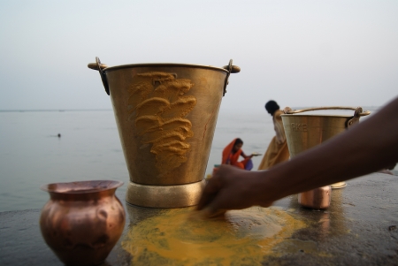 RITUAL AT GHAT AT RIVER GANGES. SHOT AT MORNING HOURS ON 06.03.11 AT PATNA, BIHAR, INDIA.のeditorial素材