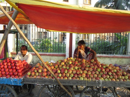 FRUIT SELLER AT STREET SIDE. SHOT AT AFTERNOON HOURS ON 31.10.12 AT PATNA, BIHAR, INDIA.のeditorial素材