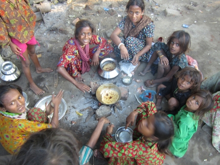 BANJARA KIDS COOKING EVENING MEAL. SHOT AT AFTERNOON HOURS ON 31.10.12 AT PATNA, BIHAR, INDIA.のeditorial素材