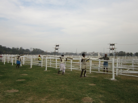 LABOURERS WORKING FOR ADHIKAR RALLY TO BE HELD ON 04.11.12. SHOT AT AFTERNOON HOURS ON 01.11.12 AT PATNA, BIHAR, INDIA.のeditorial素材
