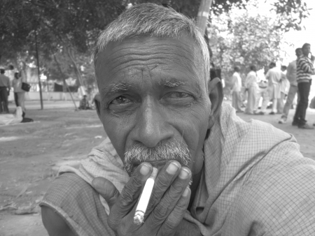 OLD MAN SMKING , SHOT AT MORNING HOURS ON 02.11.12 AT PATNA, BIHAR, INDIA.のeditorial素材