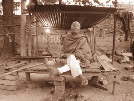 AN OLD MAN AT ASHOK RAJPATH. SHOT AT MORNING HOURS ON 03 NOVEMBER 2012 AT  PATNA, BIHAR, INDIAのeditorial素材