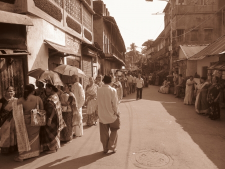 DEVOTEES WAITING TO ENTER TEMPLE.SHOT AT CALCUTTA, INDIA: AFTERNOON HOURS ON NOVEMBER 14,2012.のeditorial素材