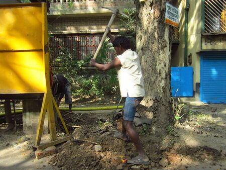 LABOURERS WORKING ON STREET.SHOT AT CALCUTTA, INDIA:AFTERNOON HOURS ON NOVEMBER 18,2012.のeditorial素材