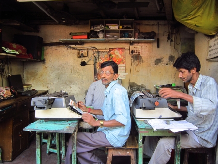 TYPIST AT A ROADSIDE SHOP.SHOT AT CALCUTTA, INDIA:AFTERNOON  HOURS ON NOVEMBER 13,2012.のeditorial素材